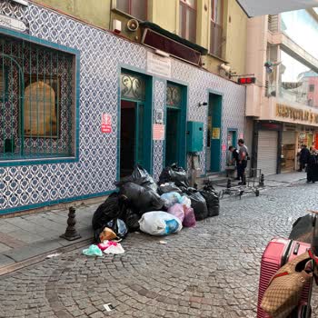 İstanbul Büyükşehir Belediyesi Caminin Önündeki Çöp Yığını: Koku Ve Sivrisinek Sorunu