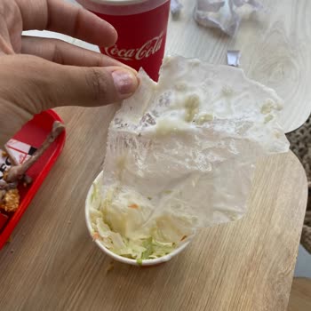 KFC Ataköy Şubesinde Coleslaw’da Plastik Parça Bulunması