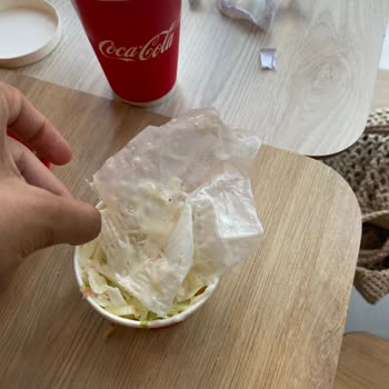 KFC Ataköy Şubesinde Coleslaw’da Plastik Parça Bulunması