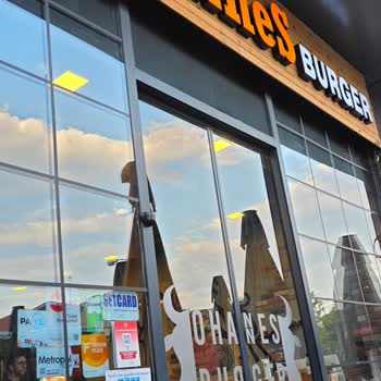Ohannes Burger Şubesinde Küpeli Garsonun Saygısız Davranışı