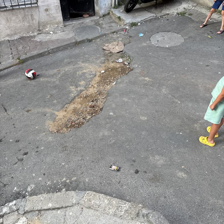 Beyoğlu Belediyesi İSKİ’nin Kazı Alanı Asfaltla Kapatılmadı, Çukur Güvenlik Tehdidi Oluşturuyor