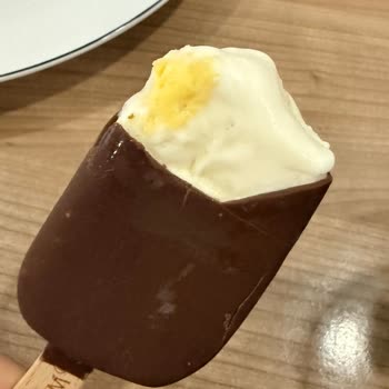 A101'den Alınan Magnum Mini Classic Dondurmasında Sarı Lekeler Ve Bozulma Şikayeti