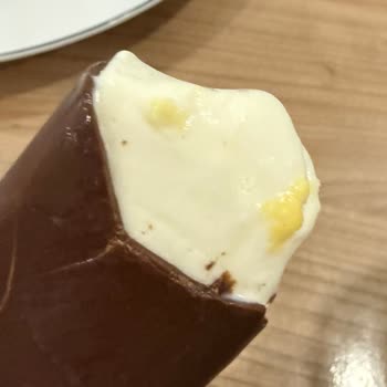A101'den Alınan Magnum Mini Classic Dondurmasında Sarı Lekeler Ve Bozulma Şikayeti