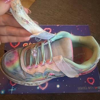 Skechers Heart Lights Çocuk Ayakkabısında Üretim Hatası: Tek Taraflı Cırt Cırt Kopması