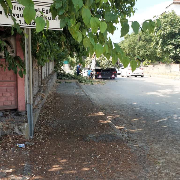 Kaldırım Kullanılamaz, Çocuklar Caddeye Zorlanıyor