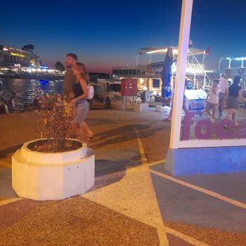 Eski Foça Meydanındaki Kuruyan Çiçekler İçin Belediyeye Acil Eylem Çağrısı