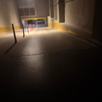 Gece Saatlerinde AVM İçinde Otoparka Güvenli Yaya Geçişi Talebi