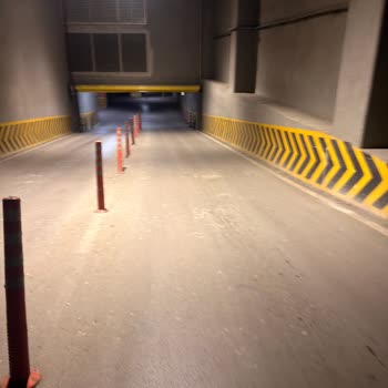 Gece Saatlerinde AVM İçinde Otoparka Güvenli Yaya Geçişi Talebi