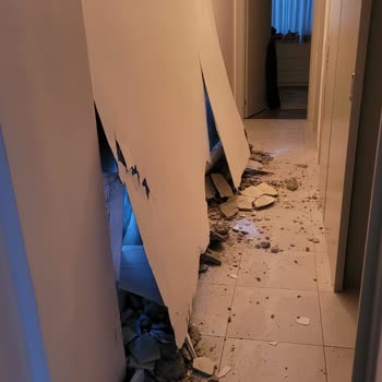 Tama Mimarlık Mühendislik Evimizle Yan Bina Arasındaki Duvar Ciddi Şekilde Zarar Gördü