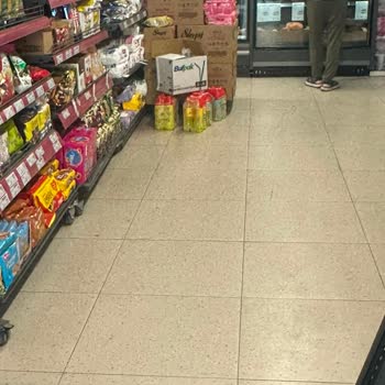 Ürünler Yerde, Personel Yüzü Asık Ve İlgisiz, Kasada Uzun Bekleme