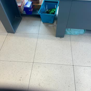 Ürünler Yerde, Personel Yüzü Asık Ve İlgisiz, Kasada Uzun Bekleme