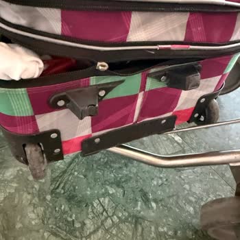 Ajet Uçuşunda Valiz Zinciri Patladı Ve Kullanılamaz Hale Geldi