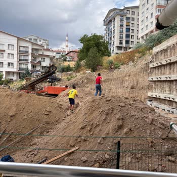 Mamak Şantiyesindeki Güvenlik Eksikliği Otopark Ve Çocukları Tehlikeye Atıyor