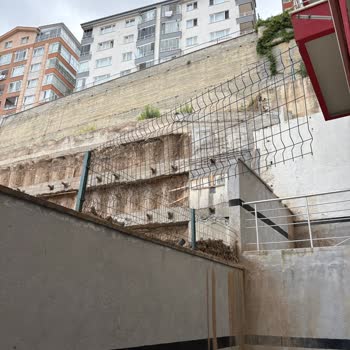 Mamak Şantiyesindeki Güvenlik Eksikliği Otopark Ve Çocukları Tehlikeye Atıyor