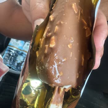 Magnum Badem Dondurmanın Çikolata Kaplamasındaki Belirsiz Sıvı Nedeniyle Güvenlik Endişesi