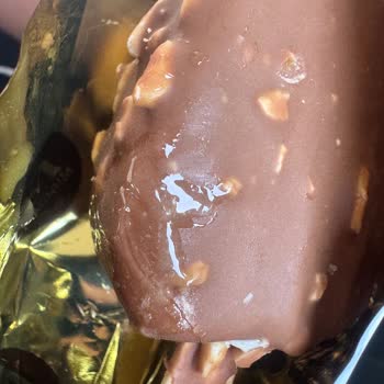 Magnum Badem Dondurmanın Çikolata Kaplamasındaki Belirsiz Sıvı Nedeniyle Güvenlik Endişesi