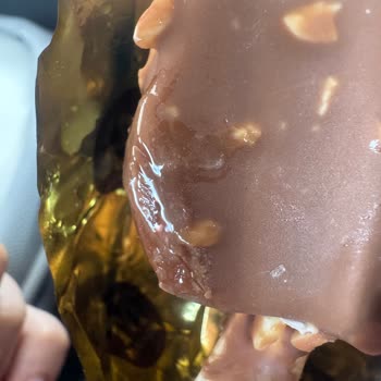 Magnum Badem Dondurmanın Çikolata Kaplamasındaki Belirsiz Sıvı Nedeniyle Güvenlik Endişesi