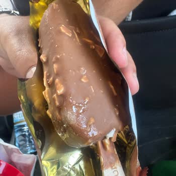 Magnum Badem Dondurmanın Çikolata Kaplamasındaki Belirsiz Sıvı Nedeniyle Güvenlik Endişesi