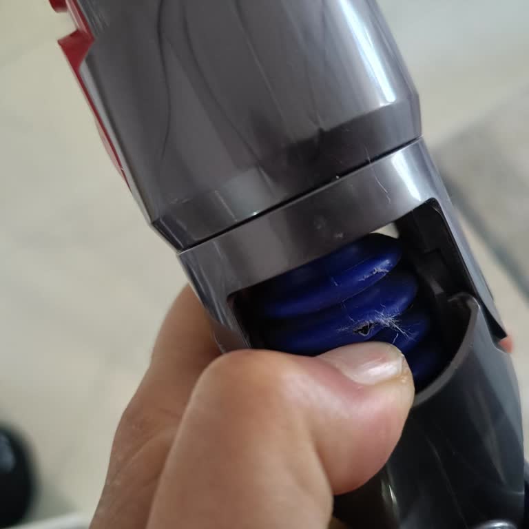 Dyson V15 Süpürge Başlığındaki Yırtık Garanti Dışı Bırakıldı