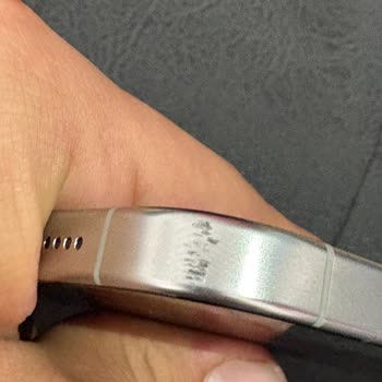 A Kalite Dediği Telefon’da Görünür Kozmetik Hasarlar Ve Değişmiş Ekran