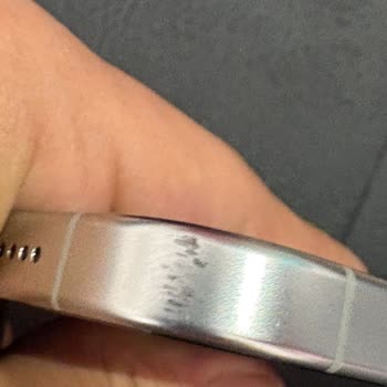 A Kalite Dediği Telefon’da Görünür Kozmetik Hasarlar Ve Değişmiş Ekran