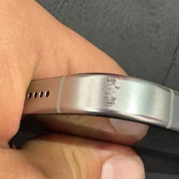A Kalite Dediği Telefon’da Görünür Kozmetik Hasarlar Ve Değişmiş Ekran