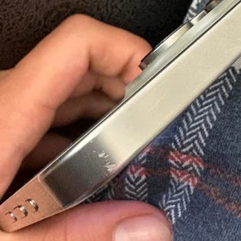 A Kalite Dediği Telefon’da Görünür Kozmetik Hasarlar Ve Değişmiş Ekran