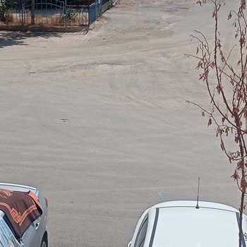 TOKİ D9 B Blok Önündeki Tozlu Yol Temizlenmeli
