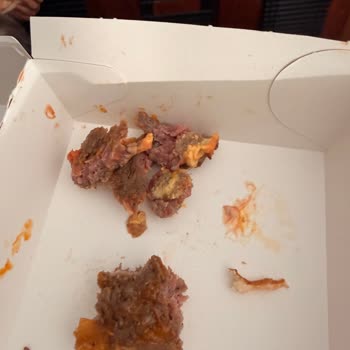 Köfteci Yusuf Şubesinde Hijyensiz Çalışma Ortamı Ve Çiğ Etli Hamburger Şikayeti