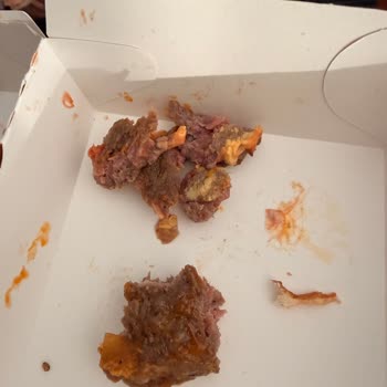 Köfteci Yusuf Şubesinde Hijyensiz Çalışma Ortamı Ve Çiğ Etli Hamburger Şikayeti