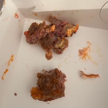 Köfteci Yusuf Şubesinde Hijyensiz Çalışma Ortamı Ve Çiğ Etli Hamburger Şikayeti