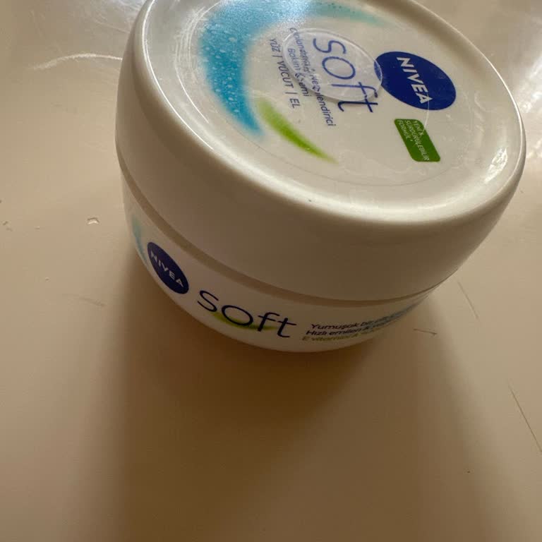 Nivea Soft Krem Yavaş Emiliyor Ve Beyaz İz Bırakıyor