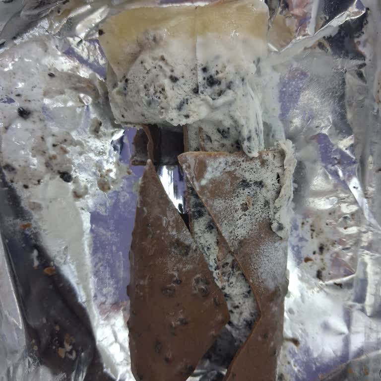 Oreo Milka Dondurması Erimiş Ve Tekrar Dondurulmuş, Çikolata Kabuğu Kırılmış