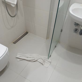Otel Değil Pansiyon, Asansör Yok, Deniz Sahili Bakımsız