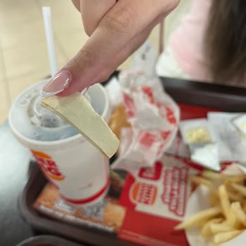 Burger King Avcılar’da Köfte Burgerde Plastik Parça Bulundu