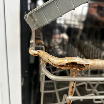 Teka Bulaşık Makinesinde Sepetlerin Şiddetli Paslanması Ve Kullanılamaz Olması