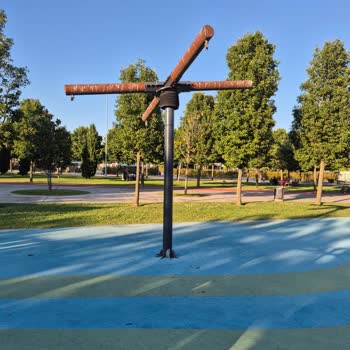 Maltepe Orhangazi Şehir Parkı Oyun Alanı Eksik, Paslı Ve Güvenlik Riski Taşıyor