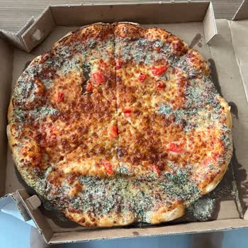 Bahçelievler Domino’s Şubesinde İnce Hamurlu Ve Eksik Sarımsaklı Kenarlı Pizza Şikayeti