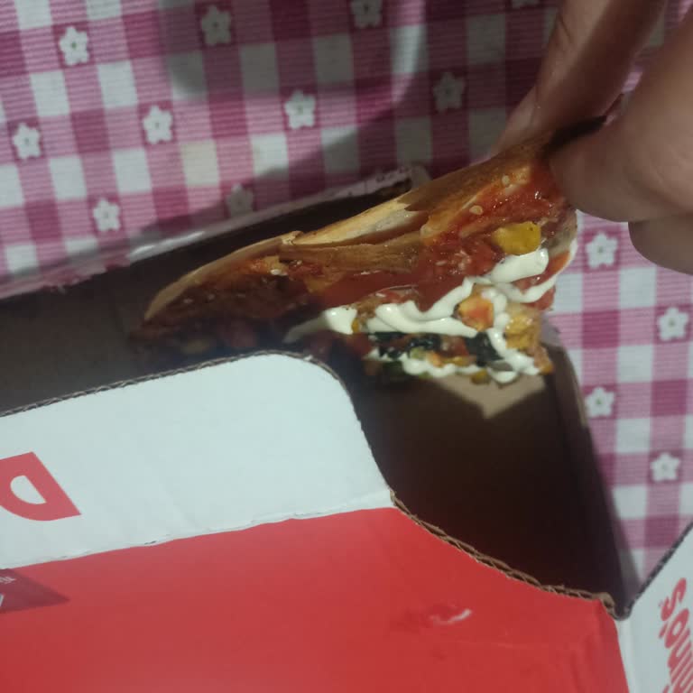 Yanlış Hamur, Sert Ve Lezzetsiz Pizza, Şaşırtıcı Fiyat