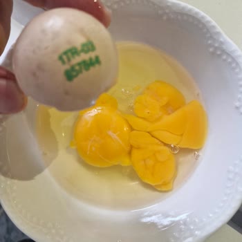 Son Kullanma Tarihi Olmasına Rağmen Yarım Paket Yumurta Çürük