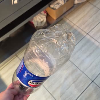 Pepsi Şişelerinin Patlaması Depo Güvenliğini Tehlikeye Atıyor