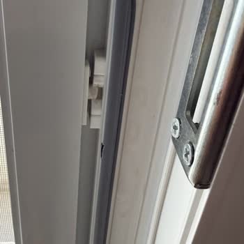 Egepen Deceuninck Balkon Sineklikleri Yırtılıyor, Mermer Eksik Ve Pencere Küflendi