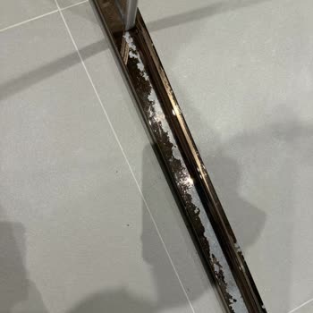 Hüppe Banyo 3 Adet Duşakabinin 1 Tanesinin Üst Kaplaması Komple Soyuldu