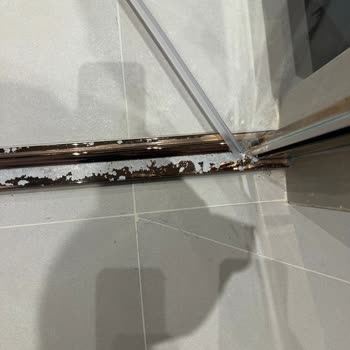 Hüppe Banyo 3 Adet Duşakabinin 1 Tanesinin Üst Kaplaması Komple Soyuldu