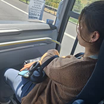 Hamile Eşimin Muavin Koltuğuna Oturması Ve Diğer Yolcunun Yerde Seyahat Etmesi
