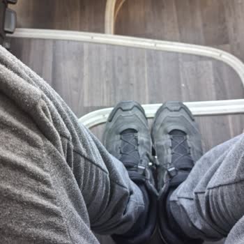 Hamile Eşimin Muavin Koltuğuna Oturması Ve Diğer Yolcunun Yerde Seyahat Etmesi