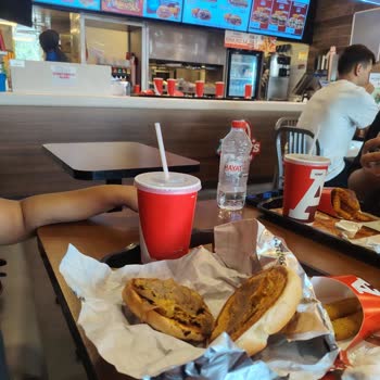 Arby’s Şubesinde Az Et, Yanık Ekmek Ve Çalışan Duyarsızlığı