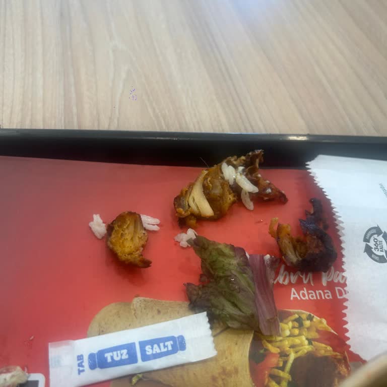 Tavuk Derisi Ve Kıl Kalıntısı İçeren Salata Üzerine Hijyen Ve Güvenlik Şikayeti