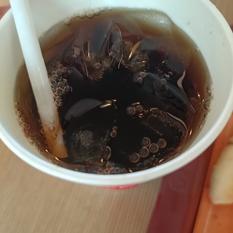 Popeyes Şubesinde Gazsız Ve Su Tadında Cola Sağlık Endişesi Yarattı