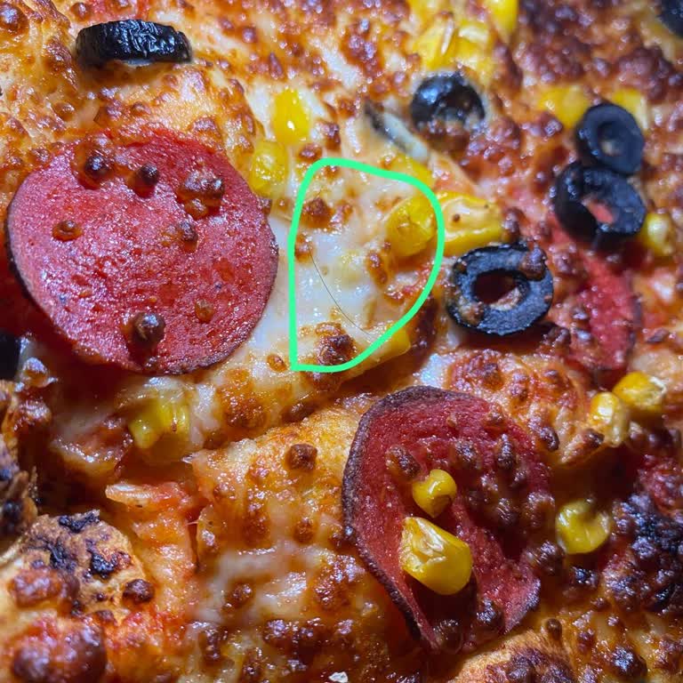 Hijyen İhlali: Pizza Üzerinde Kıl Tespit Edildi, İade Talebi Reddedildi